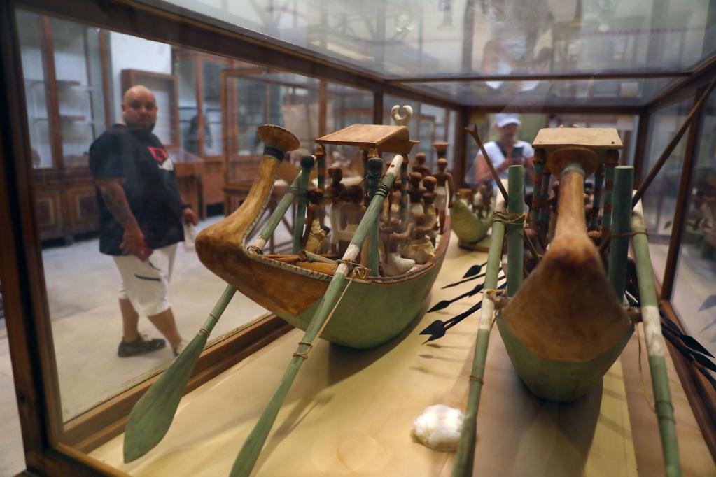 Turistas visitan exhibiciones en Museo Egipcio en El Cairo