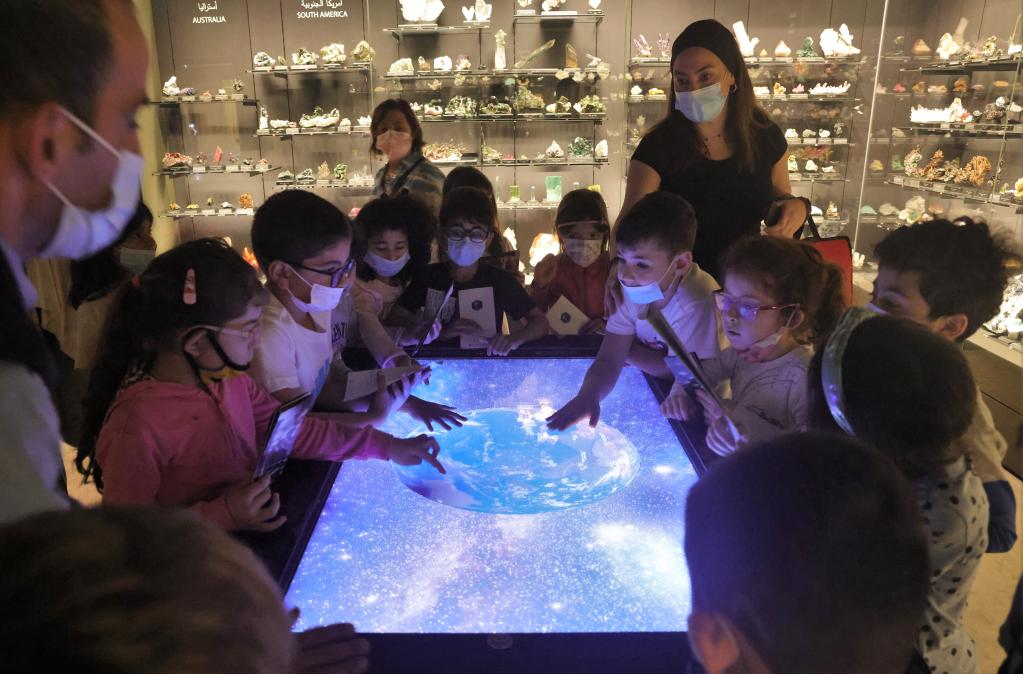 Niños visitan el Museo Mineral en Beirut, Líbano