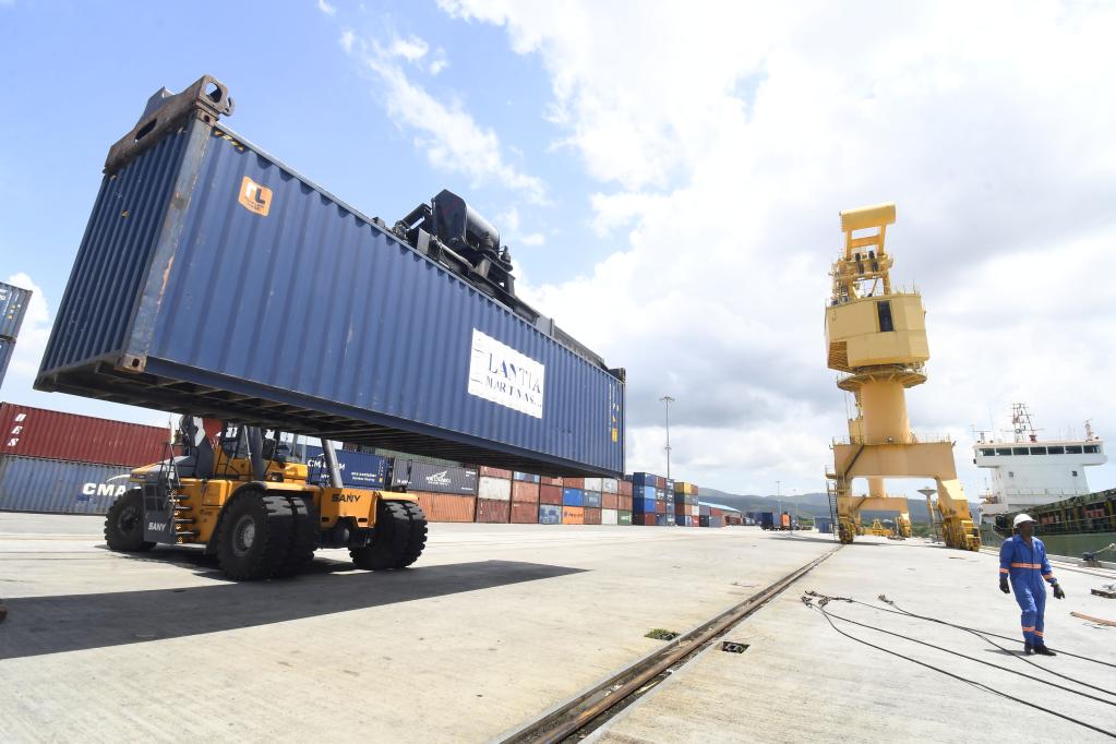 ESPECIAL: Inversión china mejora operaciones de carga en puerto de Santiago de Cuba