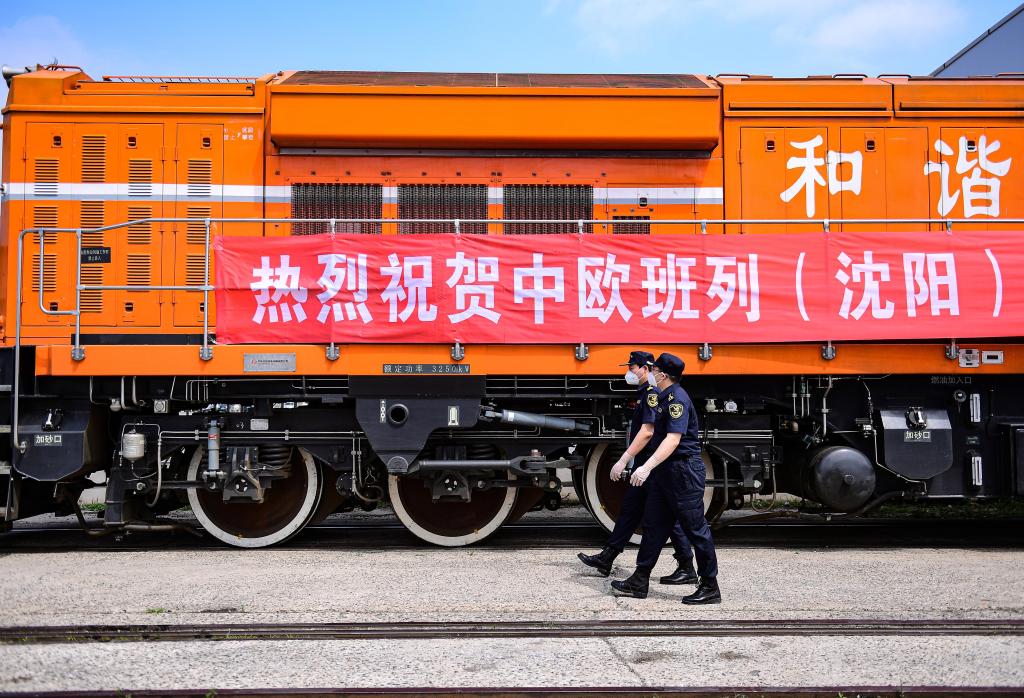 Tren de carga China-Europa en la Estación del Ferrocarril de Shenyang Este