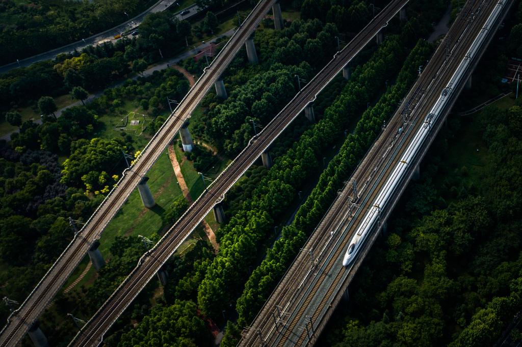 Tren de alta velocidad Beijing-Wuhan comienza a operar a 350 kilómetros por hora