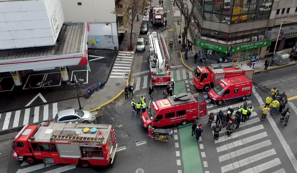 Al menos 5 personas mueren y 35 resultan afectadas al incendiarse inmueble en ciudad argentina de Buenos Aires
