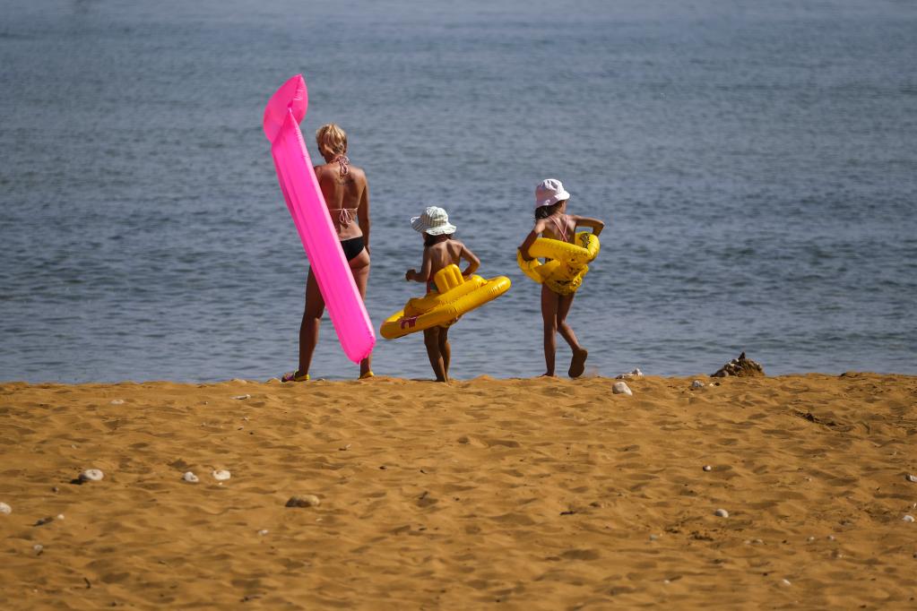 Malta: Personas disfrutan del verano en playas