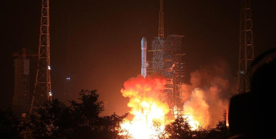 China lanza sonda y vehículo a la luna