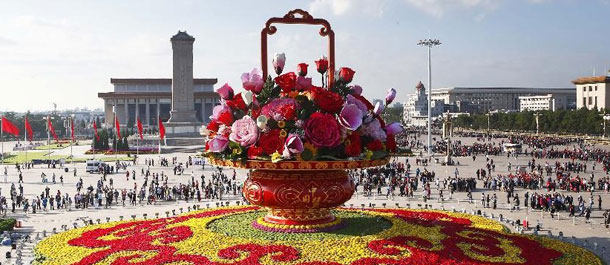 Gran cesta de flores en la Plaza Tiananmen