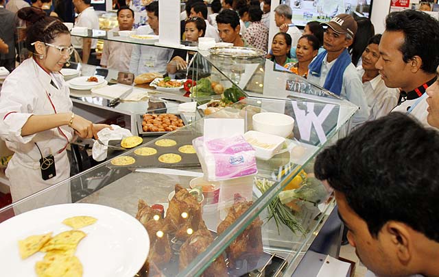 Celebran exhibición internacional de comida y hoteles en Camboya