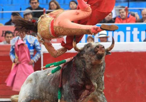 Torera herida por un toro en México
