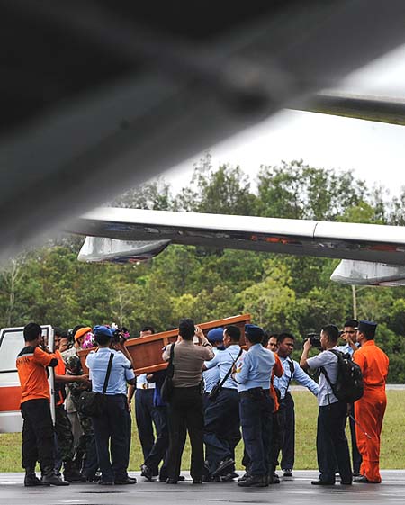 Recuperados siete cadáveres en operación de búsqueda de avión de AirAsia