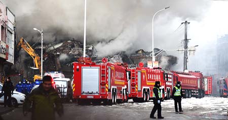 Mueren 5 bomberos en incendio de almacén en noreste de China