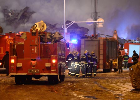 Enfoque de China: Mueren 5 bomberos en incendio de almacén en noreste de China