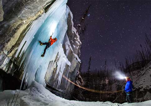 Hombres valientes escalan cascadas congeladas