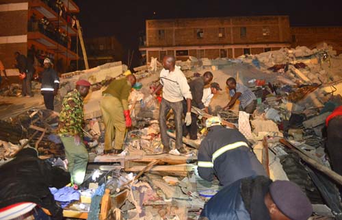 Rescatan a 12 personas atrapadas en edificio derrumbado en capital de Kenia