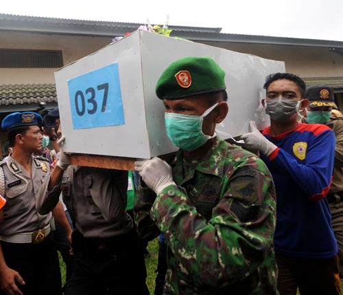 Otros tres cadáveres enviados a centro de búsqueda de AirAsia