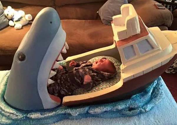 Bebé que duerme en su cuna de "Tiburón"
