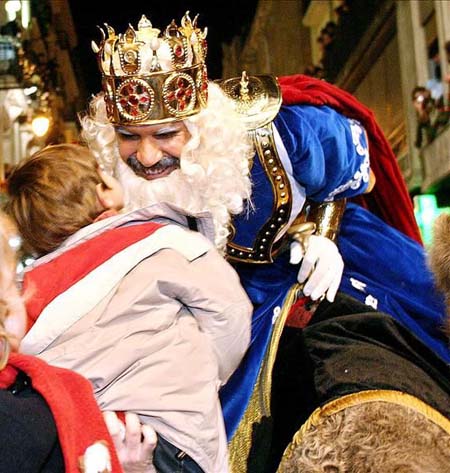 España despide Navidad con tradicional "cabalgata de Reyes Magos"