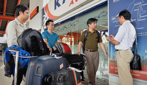 Expertos chinos llegan a Indonesia para ayudar en búsqueda de caja negra de avión de AirAsia