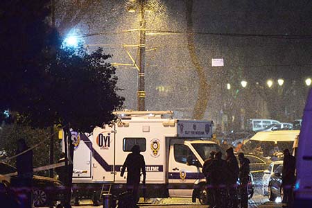 Mueren dos en ataque suicida con bomba en Estambul