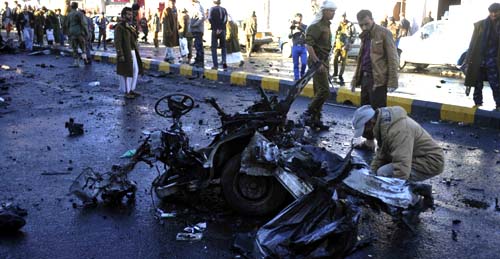 Atentado con bomba contra academia de policía deja 50 muertos en Yemen
