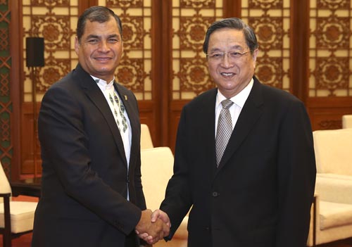 Máximo asesor político chino y presidente de Ecuador conversan sobre lazos bilaterales