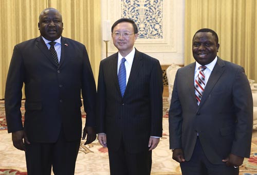 Consejero de Estado chino se reúne con altos diplomáticos de Zambia y Uganda