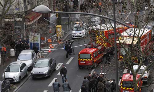 Muere policía herida en tiroteo en sur de París