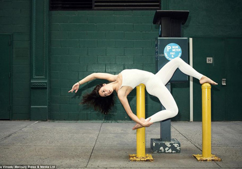 Artista haciendo yoga por las calles