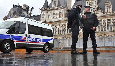 Policía localiza en norte de Francia a sospechosos de ataque contra revista
