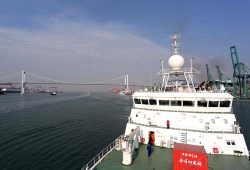 Buque chino de investigación parte a expedición en montaña marina
