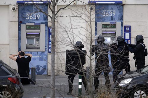 Liberan a rehenes en oficina postal de París