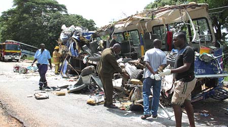 Choque de autobuses deja 25 muertos y 46 heridos de gravedad en Zimbabwe
