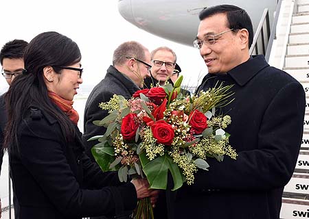 PM chino llega a Suiza para asistir a foro de Davos y realizar visita de trabajo