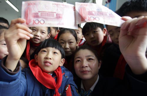 Crece interés global por moneda china, según Fitch