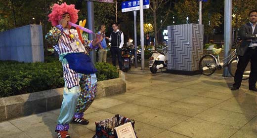 Artistas callejeros de Shanghai cuentan con licencias para actuar en lugares públicos