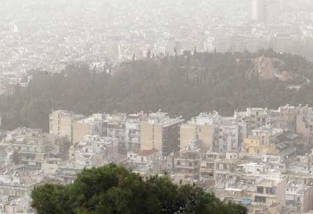 Grecia enfrenta inundaciones y tormenta de polvo africana