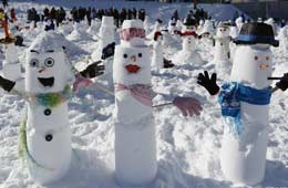 Personas hacen muñecos de nieve en Canadá