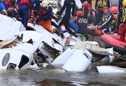 Familiares de víctimas de accidente de avión vuelan a Taipei