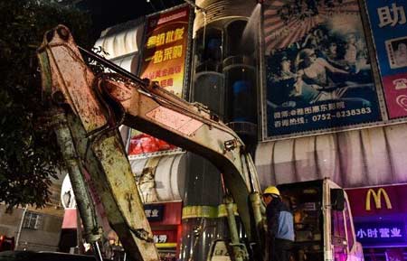 Quedan atrapadas más de 10 personas tras incendio en mercado de China