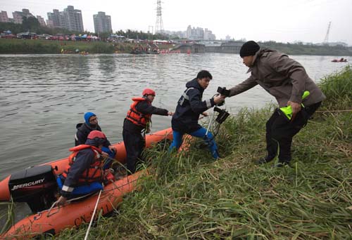 Búsqueda de tres desaparecidos sigue tras accidente aéreo de TransAsia
