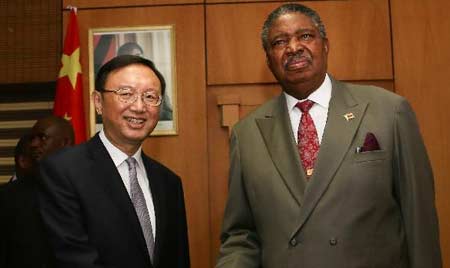 Presidente de Zimbabwe se reúne con consejero de Estado de China