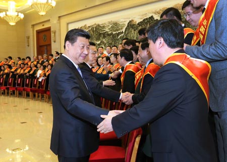 Líderes chinos participan en recepción del té para celebrar unidad entre el ejército y la ciudadanía