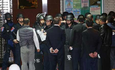 Presos toman como rehenes a alcaide y a oficial en cárcel de Taiwan