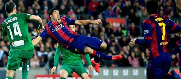 Fútbol: Barcelona golea 5-0 a Levante con tres goles de Messi en España