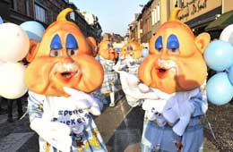 Se celebra el carnaval de Aalst en Bélgica
