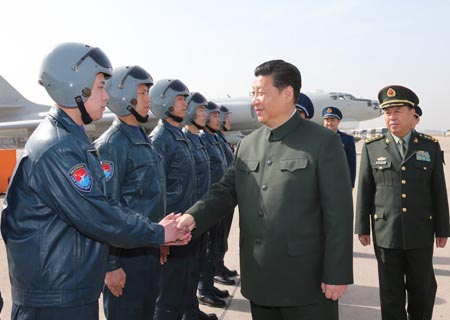 Presidente chino se embarca en nuevo bombardero durante visita a fuerzas armadas en noroeste del país