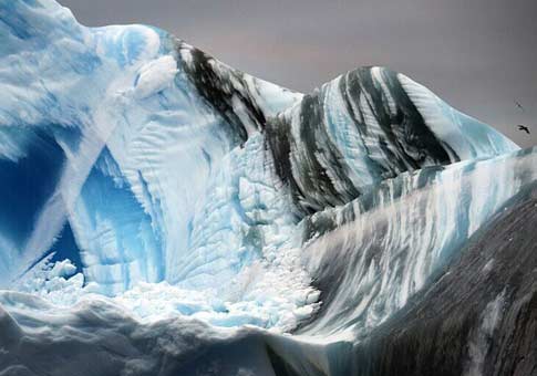 Las espectaculares fotos de iceberg volteado