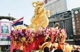 La gente celebra el año nuevo lunar en Bangkok
