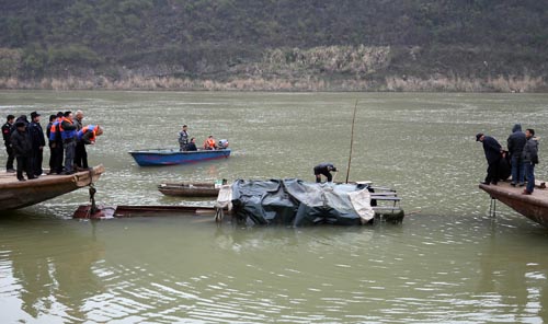 Sube a 8 número de muertos tras hundirse barco en centro de China