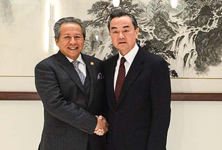 Cancilleres de China y Malasia hablan de lazos bilaterales y Asean
