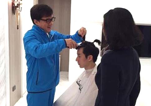 Jacky Chan dio a su hijo un corte de pelo