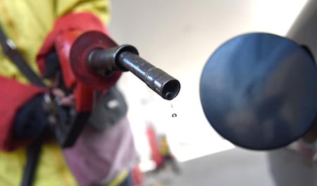 China sube precio minorista de combustibles